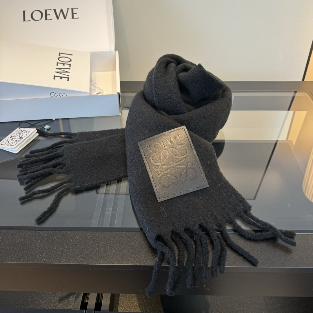 Loewe 小红书同款Loewe罗意威新品彩色马海毛围巾 斯德哥尔摩的温暖色彩 第一眼便爱上