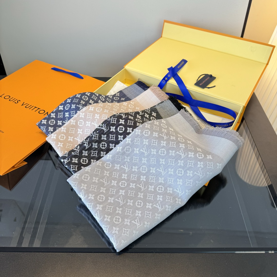 💰215¥
上手质感好牛，LV新鲜出炉的超赞小披肩~披肩尺寸是少有的120cm*120cm，小字母老花的设计，真的超级心水，尺寸设计都刚刚好的感觉，高级的特别有氛围感！！重点说下品质，真心绝！！！拿到手秒懂了，看图也能品出123吧，每个字母logo提花都是超级工整清晰，立体感强！！手感巨NB，蓬松柔软，奢华有质感！！尺寸规格：120cm*120cm，70%羊毛30%桑蚕丝