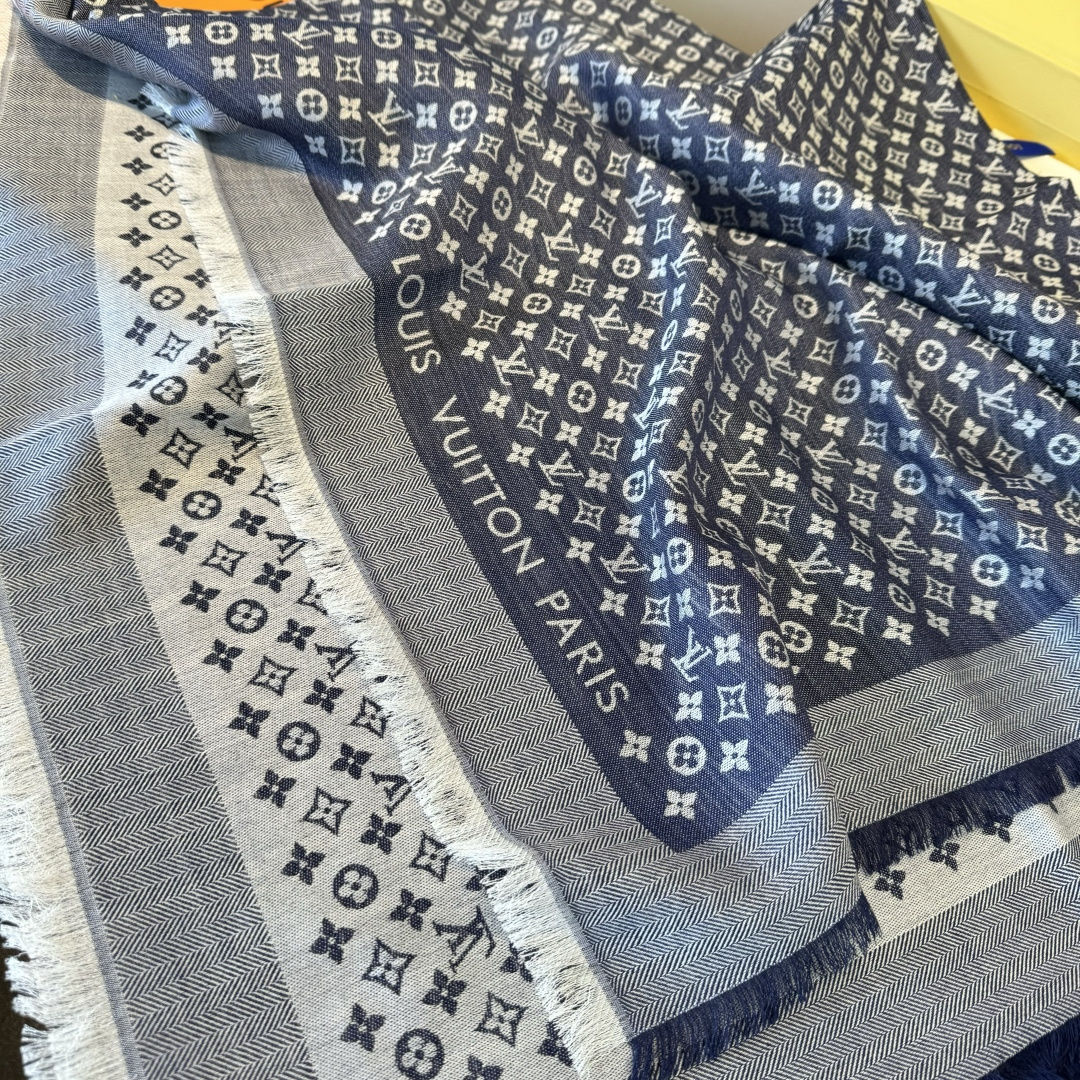 Louis Vuitton 上手质感好牛 LV新鲜出炉的超赞小披肩~披肩尺寸是少有的120cm*120cm 小字母老花的设计