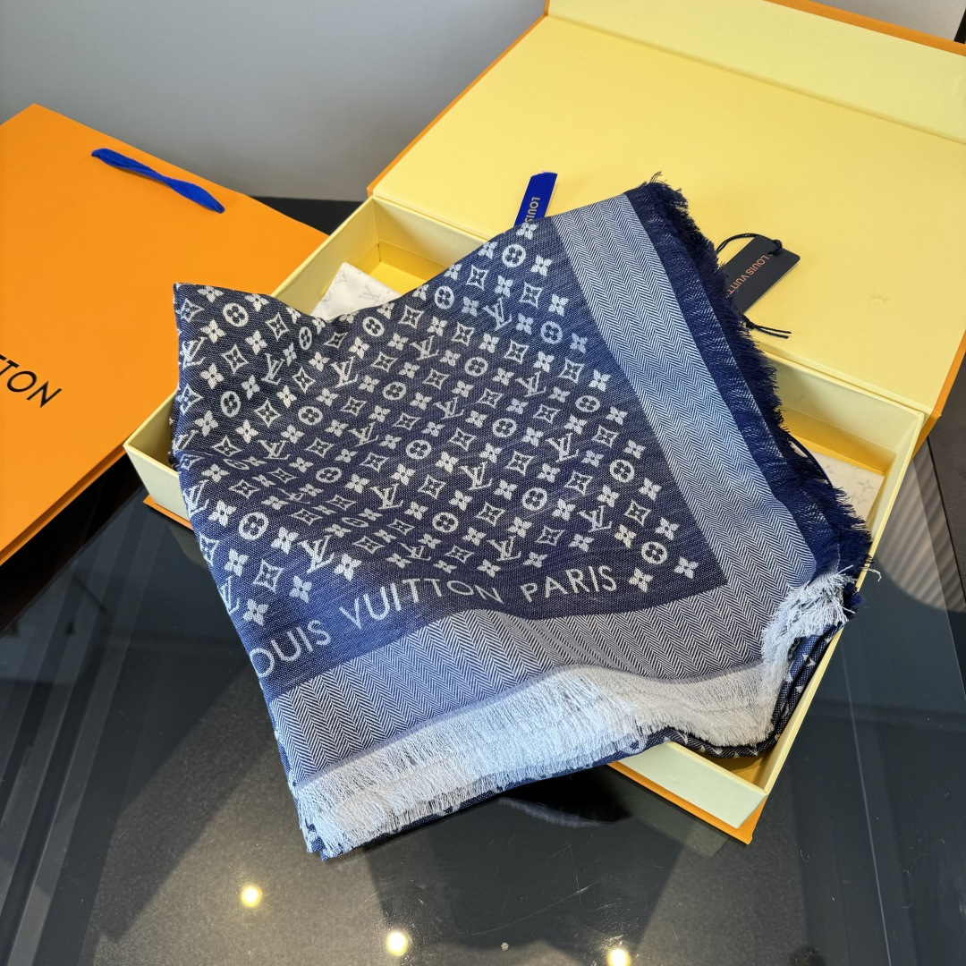 Louis Vuitton 上手质感好牛 LV新鲜出炉的超赞小披肩~披肩尺寸是少有的120cm*120cm 小字母老花的设计