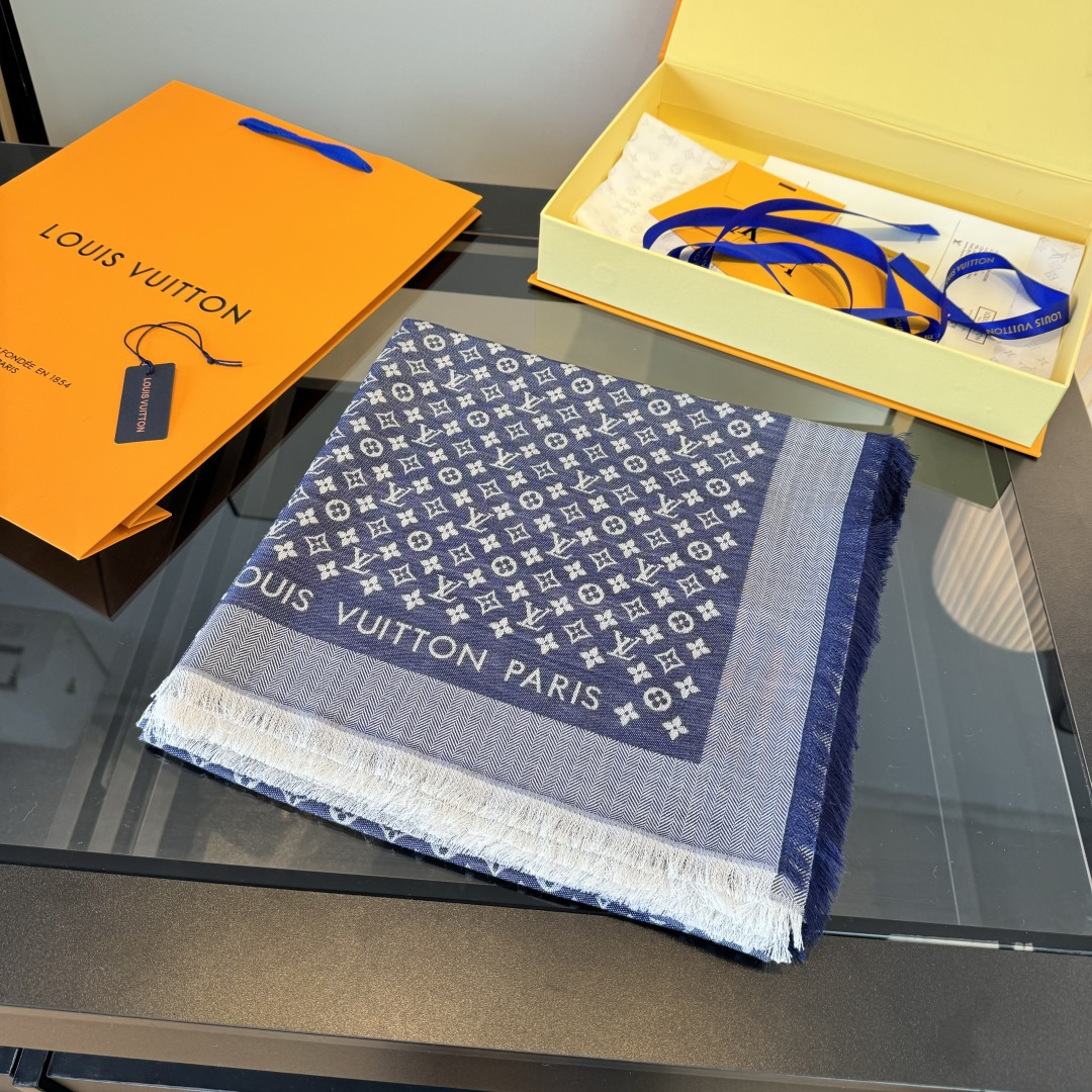 Louis Vuitton 上手质感好牛 LV新鲜出炉的超赞小披肩~披肩尺寸是少有的120cm*120cm 小字母老花的设计