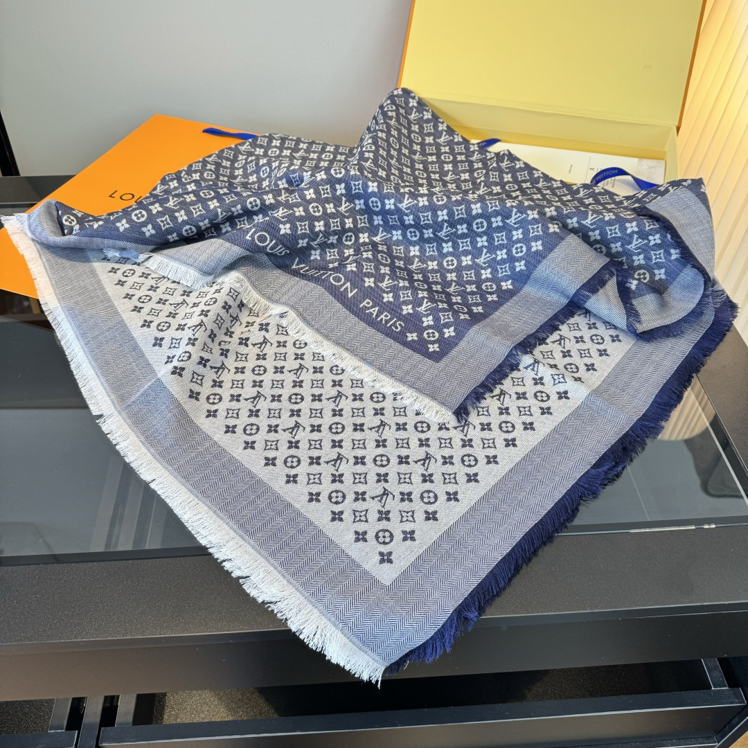 Louis Vuitton 上手质感好牛 LV新鲜出炉的超赞小披肩~披肩尺寸是少有的120cm*120cm 小字母老花的设计