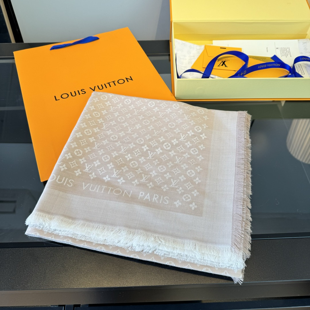 Louis Vuitton 上手质感好牛 LV新鲜出炉的超赞小披肩~披肩尺寸是少有的120cm*120cm 小字母老花的设计