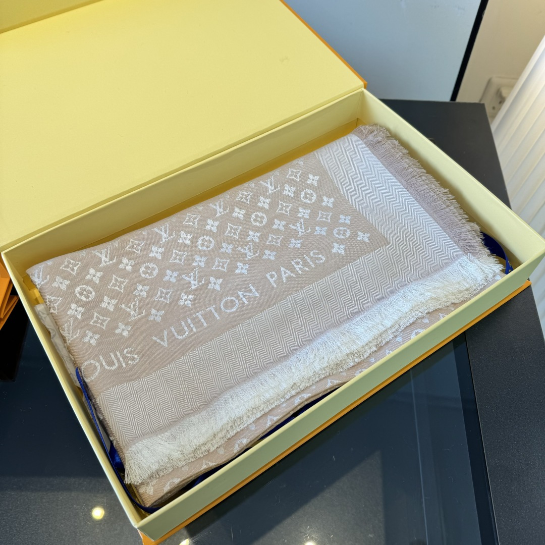 Louis Vuitton 上手质感好牛 LV新鲜出炉的超赞小披肩~披肩尺寸是少有的120cm*120cm 小字母老花的设计