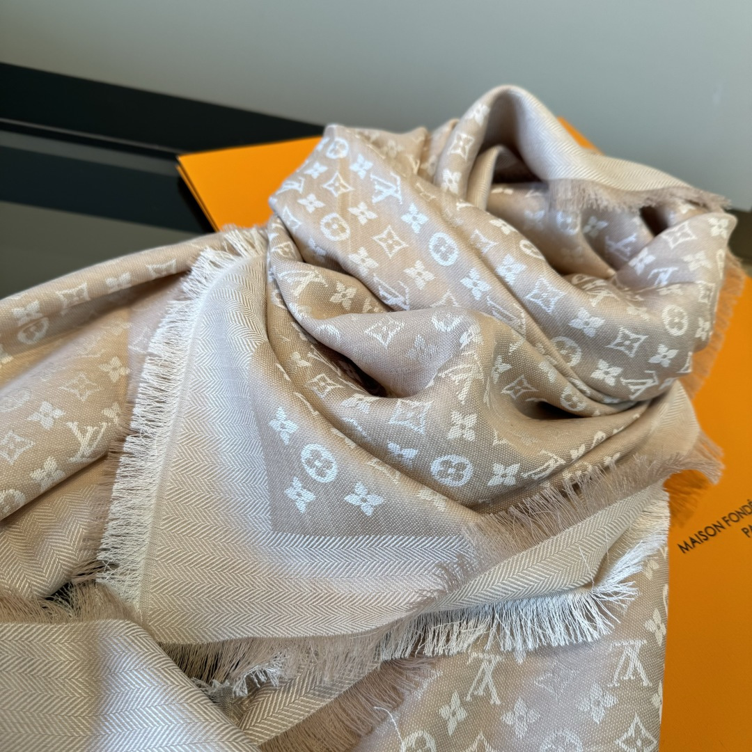 Louis Vuitton 上手质感好牛 LV新鲜出炉的超赞小披肩~披肩尺寸是少有的120cm*120cm 小字母老花的设计