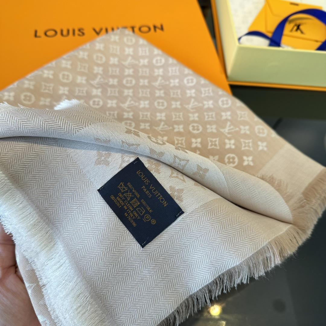 Louis Vuitton 上手质感好牛 LV新鲜出炉的超赞小披肩~披肩尺寸是少有的120cm*120cm 小字母老花的设计