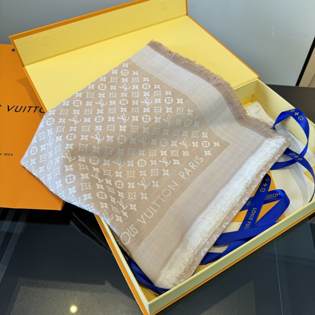 Louis Vuitton 上手质感好牛 LV新鲜出炉的超赞小披肩~披肩尺寸是少有的120cm*120cm 小字母老花的设计