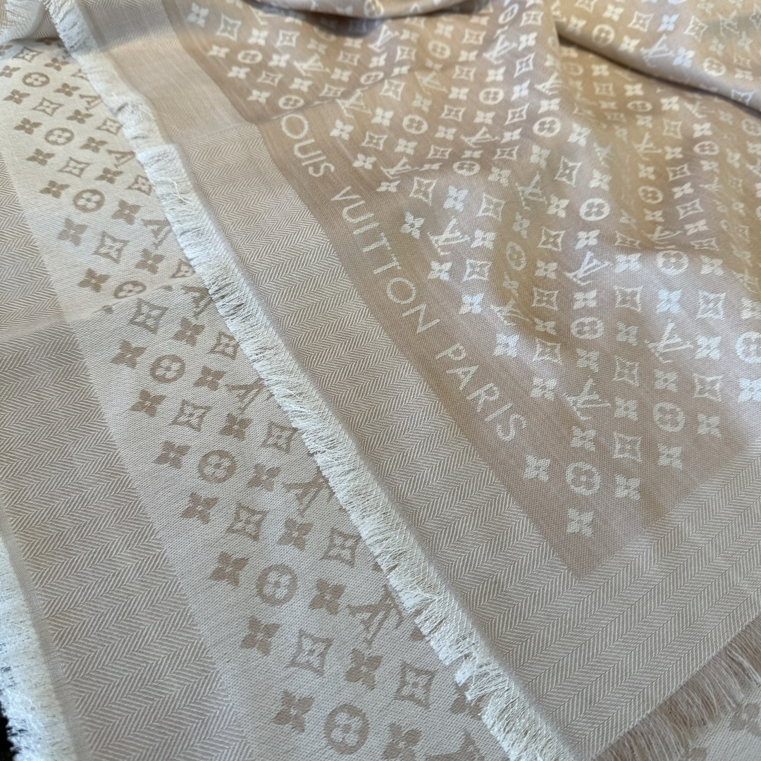 Louis Vuitton 上手质感好牛 LV新鲜出炉的超赞小披肩~披肩尺寸是少有的120cm*120cm 小字母老花的设计