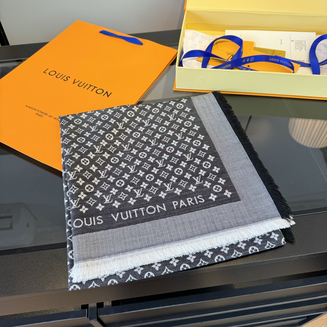 Louis Vuitton 上手质感好牛 LV新鲜出炉的超赞小披肩~披肩尺寸是少有的120cm*120cm 小字母老花的设计