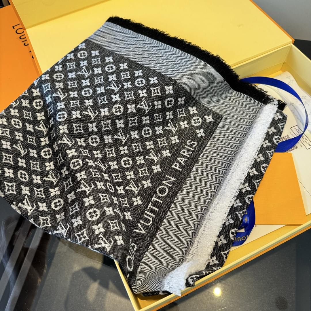 Louis Vuitton 上手质感好牛 LV新鲜出炉的超赞小披肩~披肩尺寸是少有的120cm*120cm 小字母老花的设计