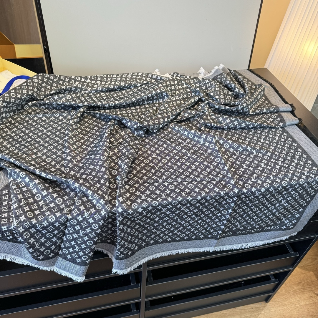 Louis Vuitton 上手质感好牛 LV新鲜出炉的超赞小披肩~披肩尺寸是少有的120cm*120cm 小字母老花的设计