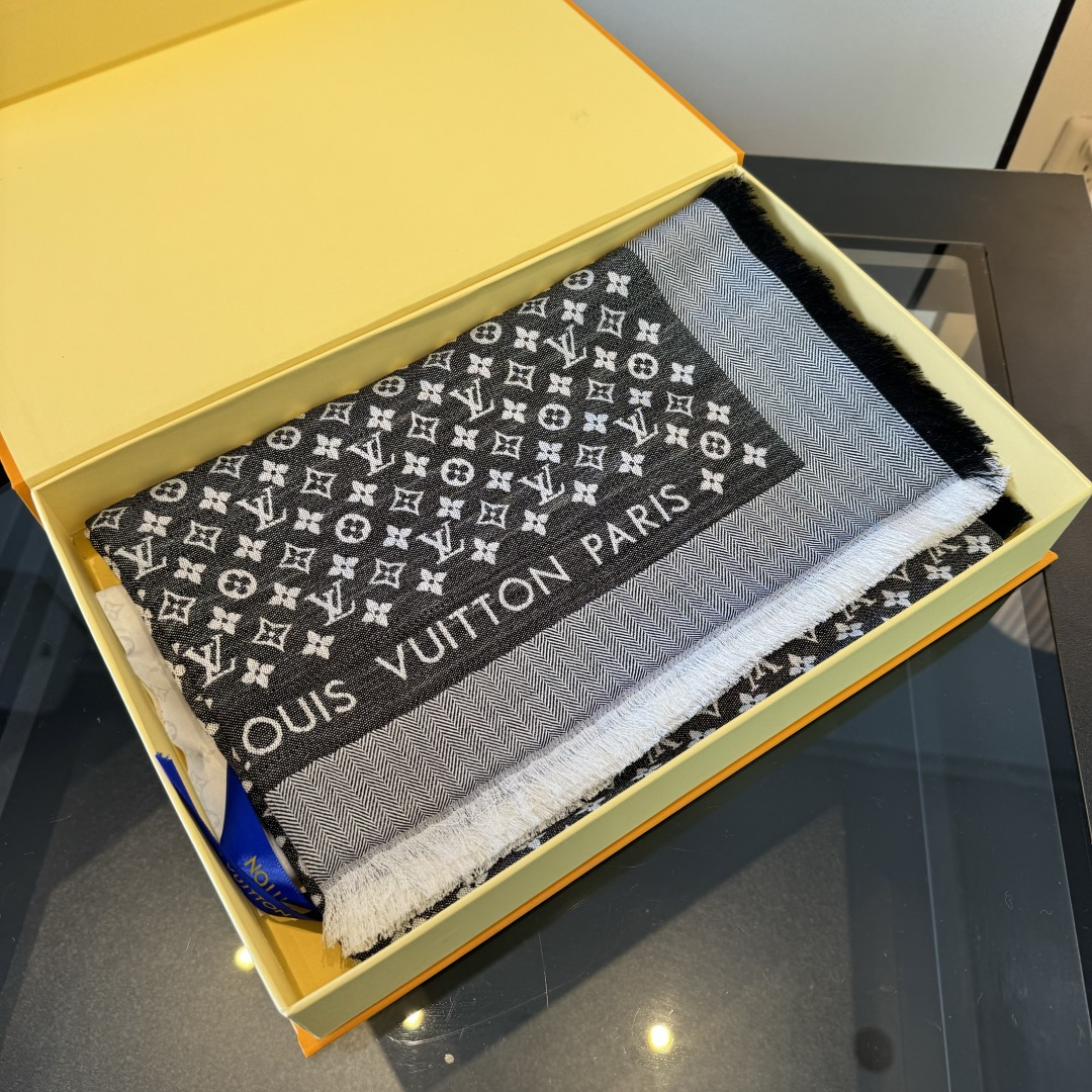Louis Vuitton 上手质感好牛 LV新鲜出炉的超赞小披肩~披肩尺寸是少有的120cm*120cm 小字母老花的设计