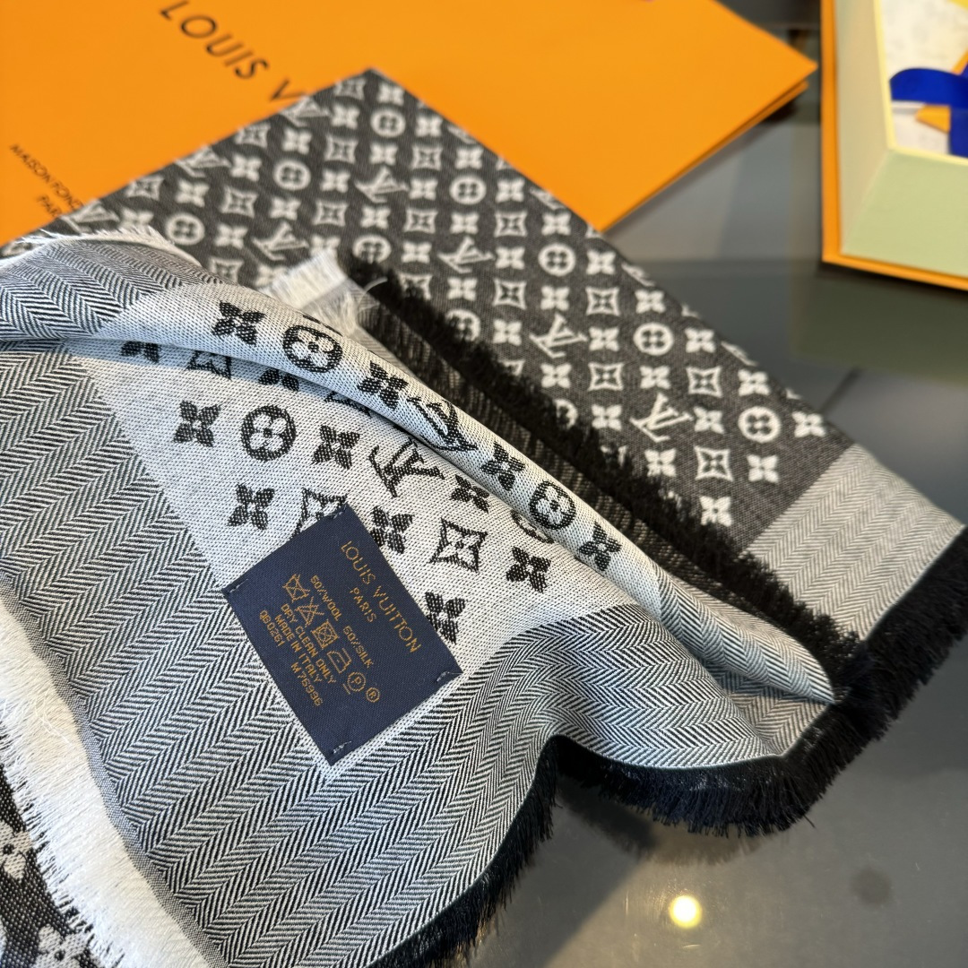 Louis Vuitton 上手质感好牛 LV新鲜出炉的超赞小披肩~披肩尺寸是少有的120cm*120cm 小字母老花的设计
