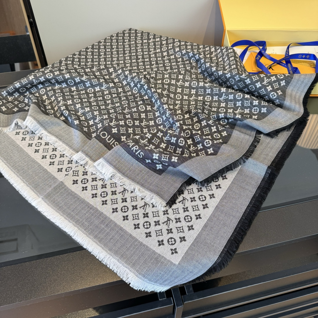 Louis Vuitton 上手质感好牛 LV新鲜出炉的超赞小披肩~披肩尺寸是少有的120cm*120cm 小字母老花的设计