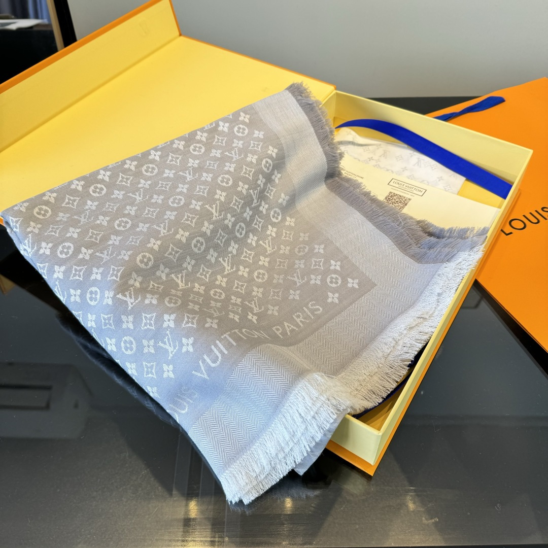 Louis Vuitton 上手质感好牛 LV新鲜出炉的超赞小披肩~披肩尺寸是少有的120cm*120cm 小字母老花的设计