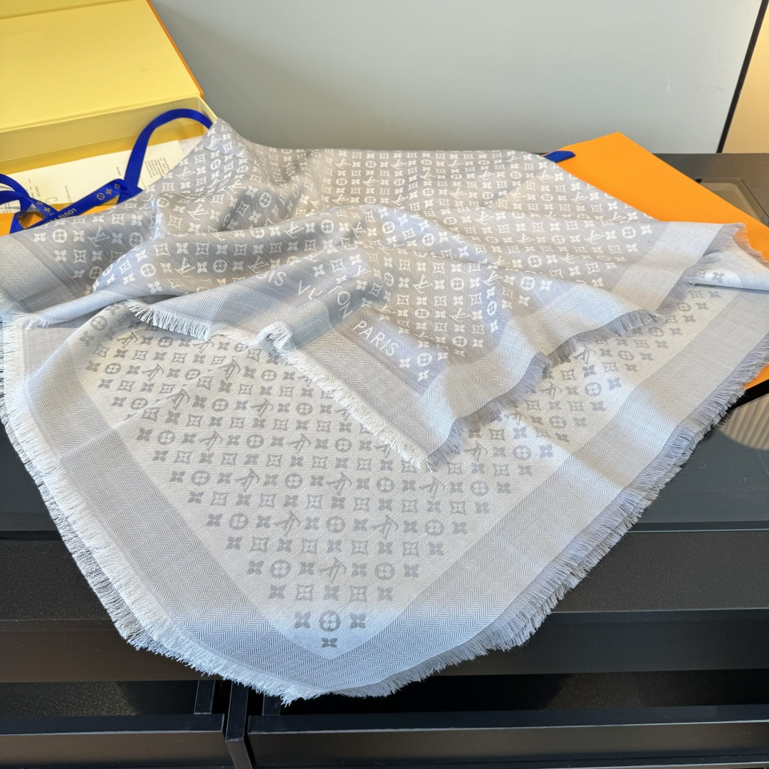 Louis Vuitton 上手质感好牛 LV新鲜出炉的超赞小披肩~披肩尺寸是少有的120cm*120cm 小字母老花的设计