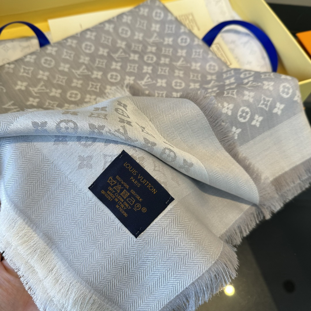 Louis Vuitton 上手质感好牛 LV新鲜出炉的超赞小披肩~披肩尺寸是少有的120cm*120cm 小字母老花的设计