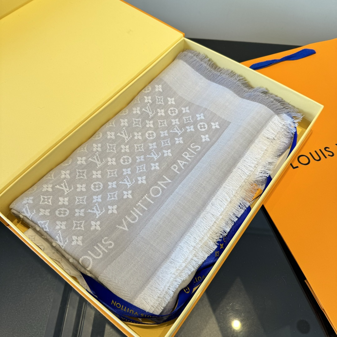 Louis Vuitton 上手质感好牛 LV新鲜出炉的超赞小披肩~披肩尺寸是少有的120cm*120cm 小字母老花的设计