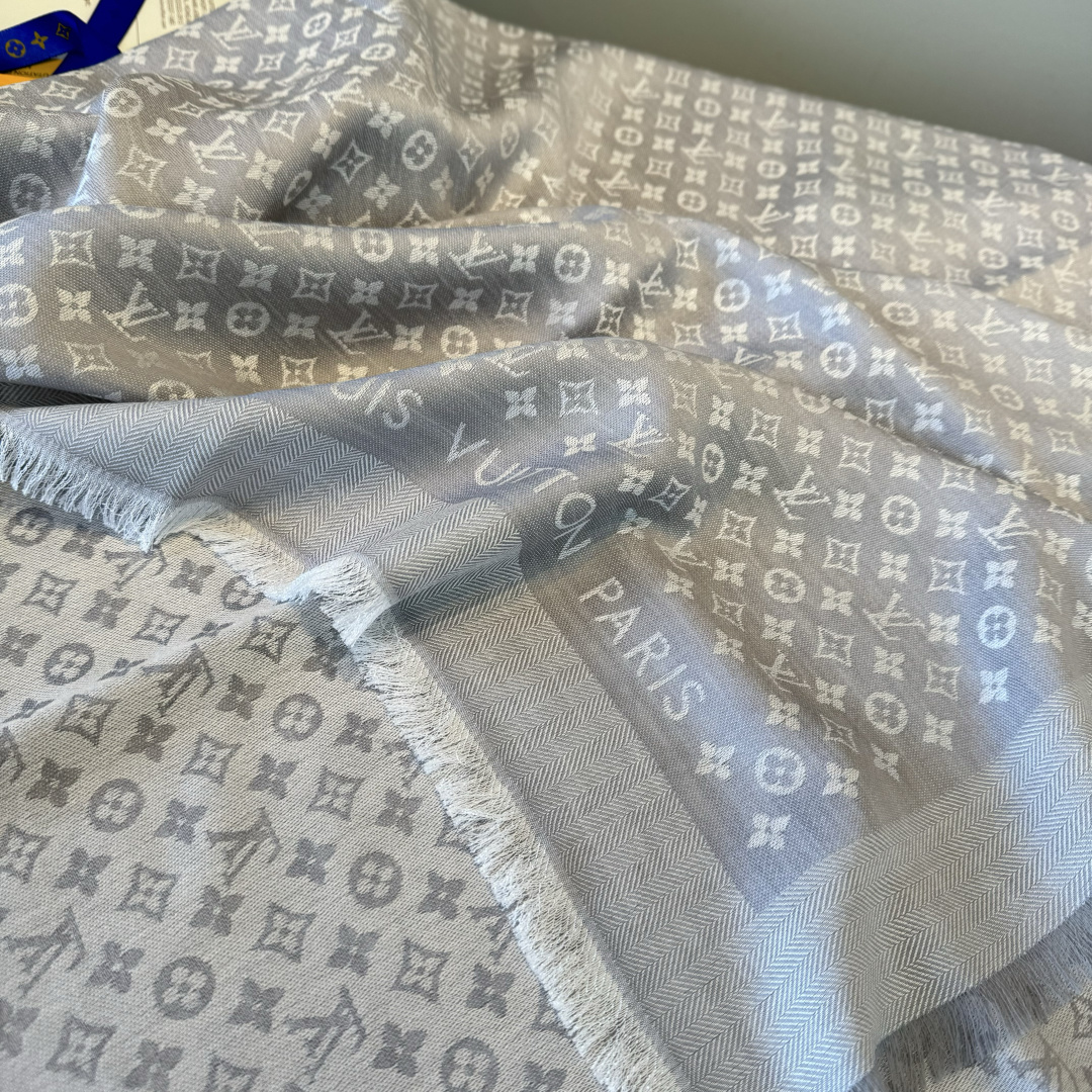 Louis Vuitton 上手质感好牛 LV新鲜出炉的超赞小披肩~披肩尺寸是少有的120cm*120cm 小字母老花的设计