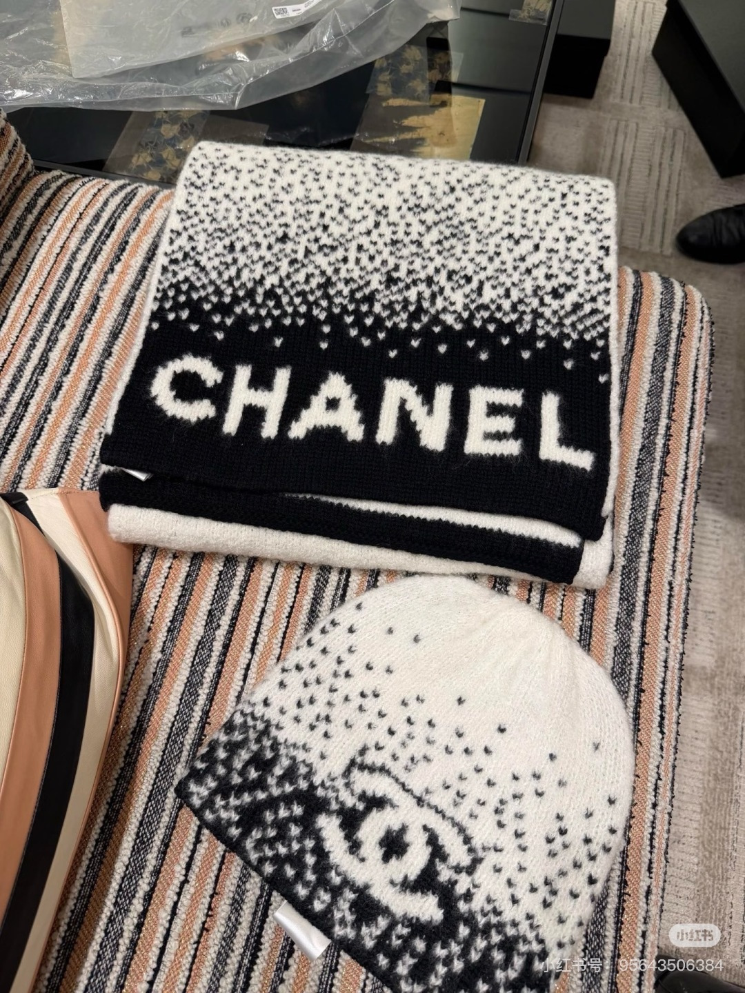 Chanel 新款Chanel · 香奈儿难得一见的针织单品 温柔配色 迷恋 气质低调恬静又不失优雅 重点推荐 一秒心动啊 高级
