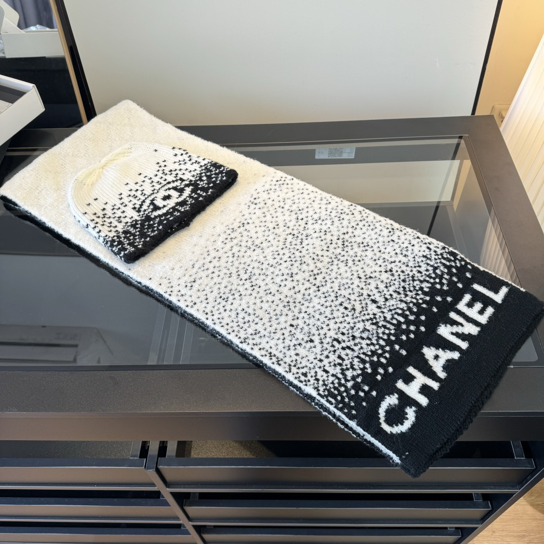 Chanel 新款Chanel · 香奈儿难得一见的针织单品 温柔配色 迷恋 气质低调恬静又不失优雅 重点推荐 一秒心动啊 高级