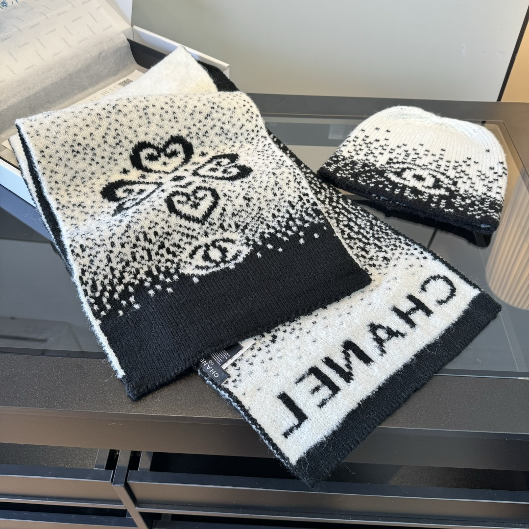 Chanel 新款Chanel · 香奈儿难得一见的针织单品 温柔配色 迷恋 气质低调恬静又不失优雅 重点推荐 一秒心动啊 高级