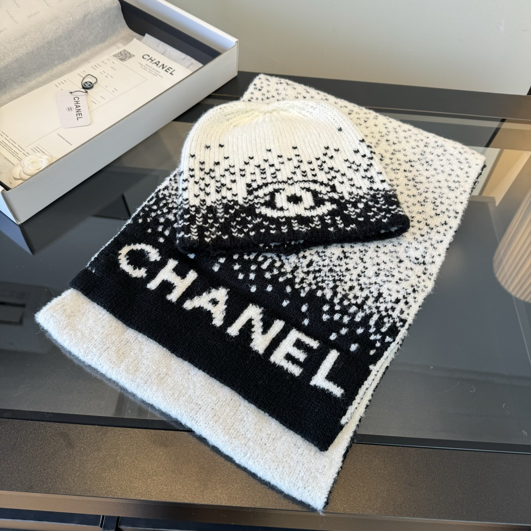 Chanel 新款Chanel · 香奈儿难得一见的针织单品 温柔配色 迷恋 气质低调恬静又不失优雅 重点推荐 一秒心动啊 高级