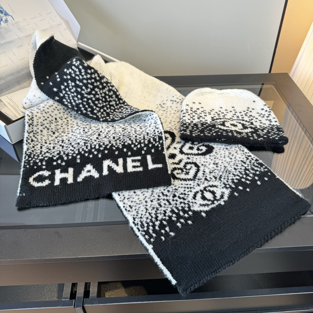 Chanel 新款Chanel · 香奈儿难得一见的针织单品 温柔配色 迷恋 气质低调恬静又不失优雅 重点推荐 一秒心动啊 高级