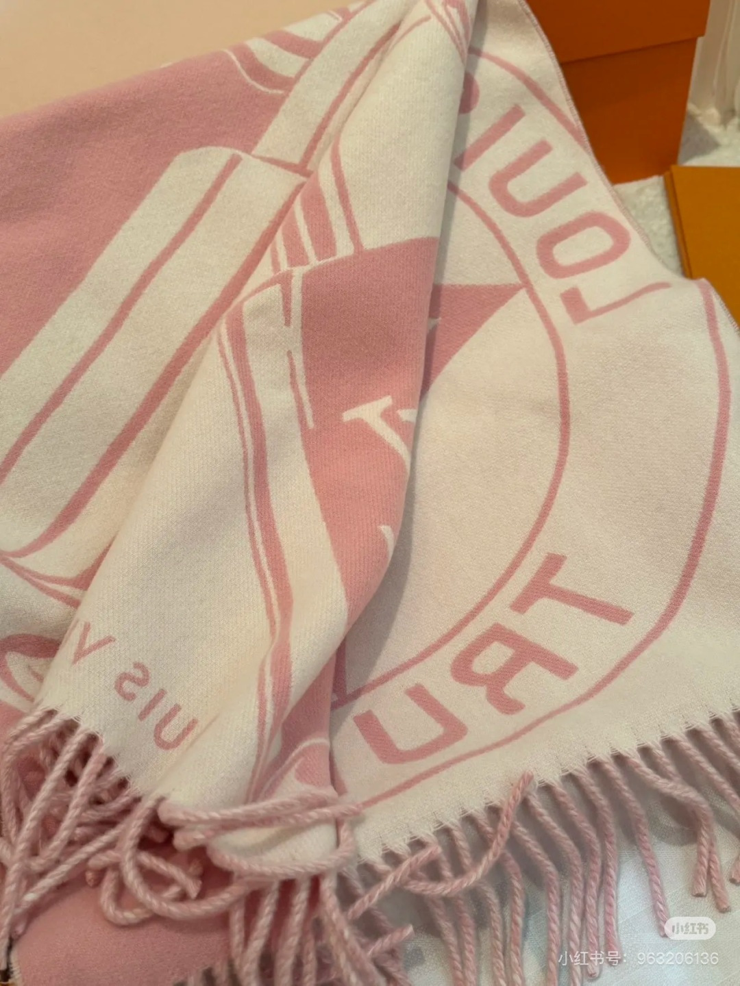 Louis Vuitton 𝐋𝐨𝐮𝐢𝐬 𝐕𝐮𝐢𝐭𝐭𝐨𝐧 24新版挂锁和钥匙羊绒围巾