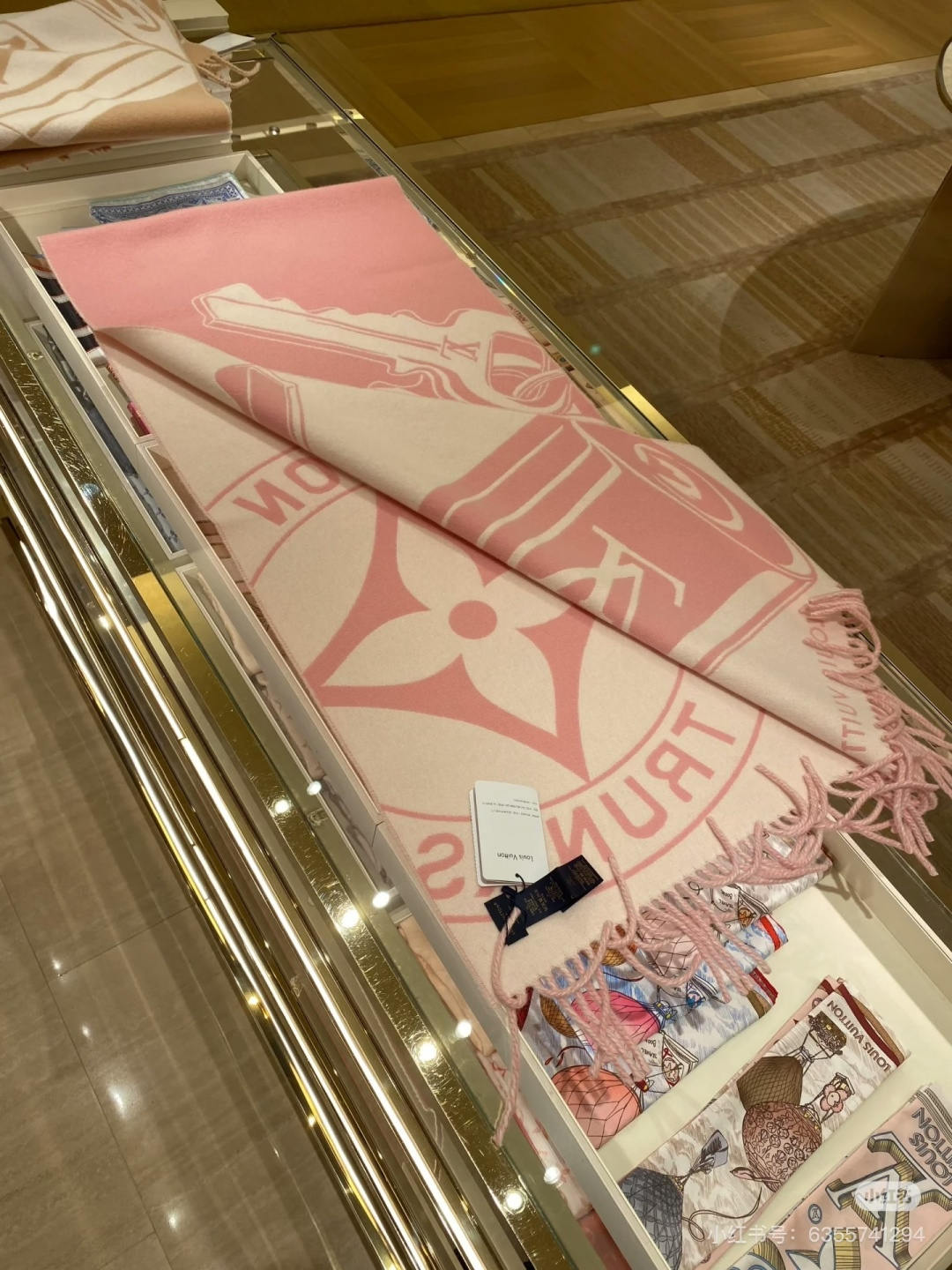 Louis Vuitton 𝐋𝐨𝐮𝐢𝐬 𝐕𝐮𝐢𝐭𝐭𝐨𝐧 24新版挂锁和钥匙羊绒围巾