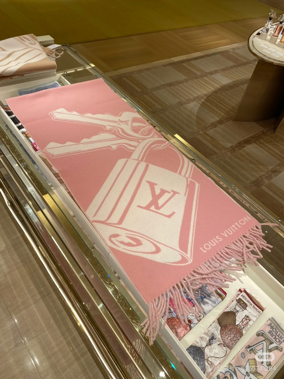 Louis Vuitton 𝐋𝐨𝐮𝐢𝐬 𝐕𝐮𝐢𝐭𝐭𝐨𝐧 24新版挂锁和钥匙羊绒围巾