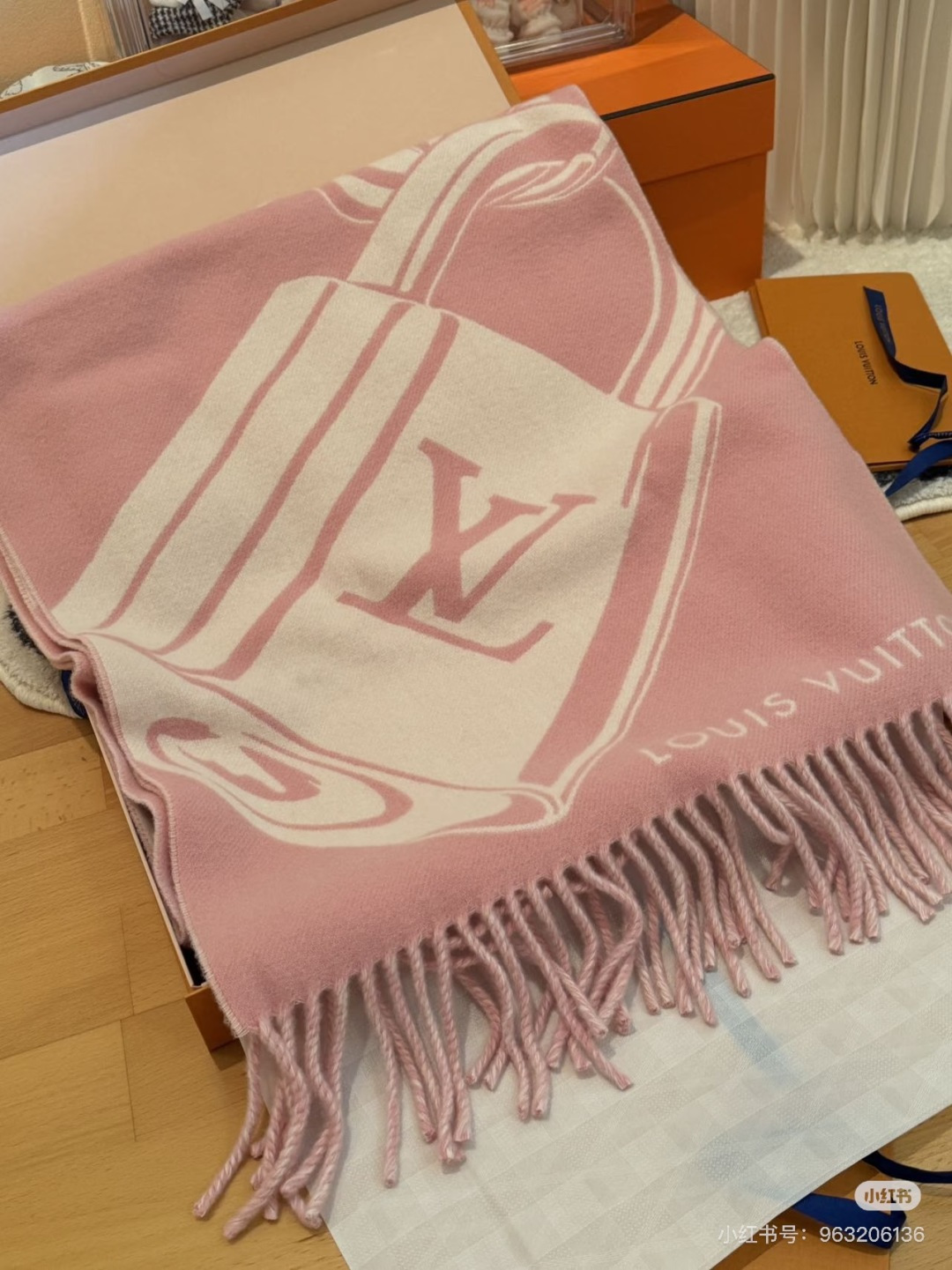 Louis Vuitton 𝐋𝐨𝐮𝐢𝐬 𝐕𝐮𝐢𝐭𝐭𝐨𝐧 24新版挂锁和钥匙羊绒围巾