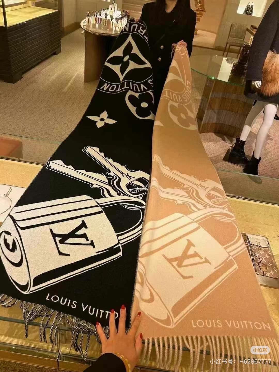 Louis Vuitton 𝐋𝐨𝐮𝐢𝐬 𝐕𝐮𝐢𝐭𝐭𝐨𝐧 24新版挂锁和钥匙羊绒围巾