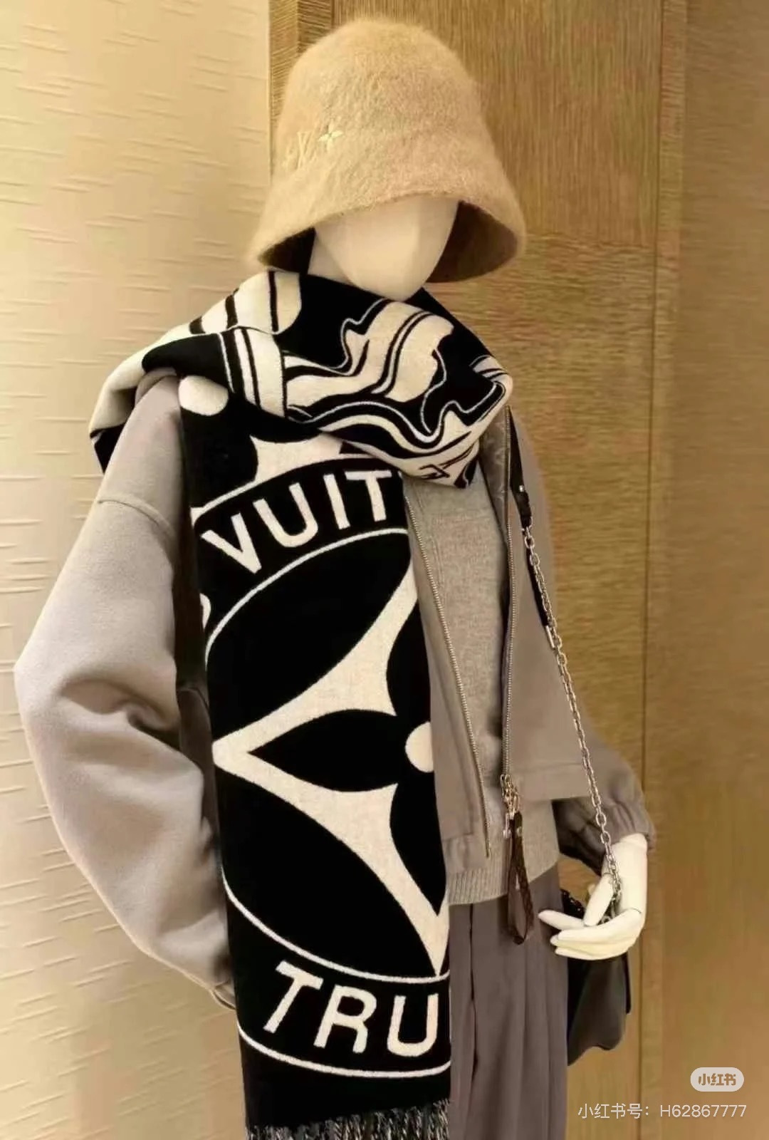 Louis Vuitton 𝐋𝐨𝐮𝐢𝐬 𝐕𝐮𝐢𝐭𝐭𝐨𝐧 24新版挂锁和钥匙羊绒围巾