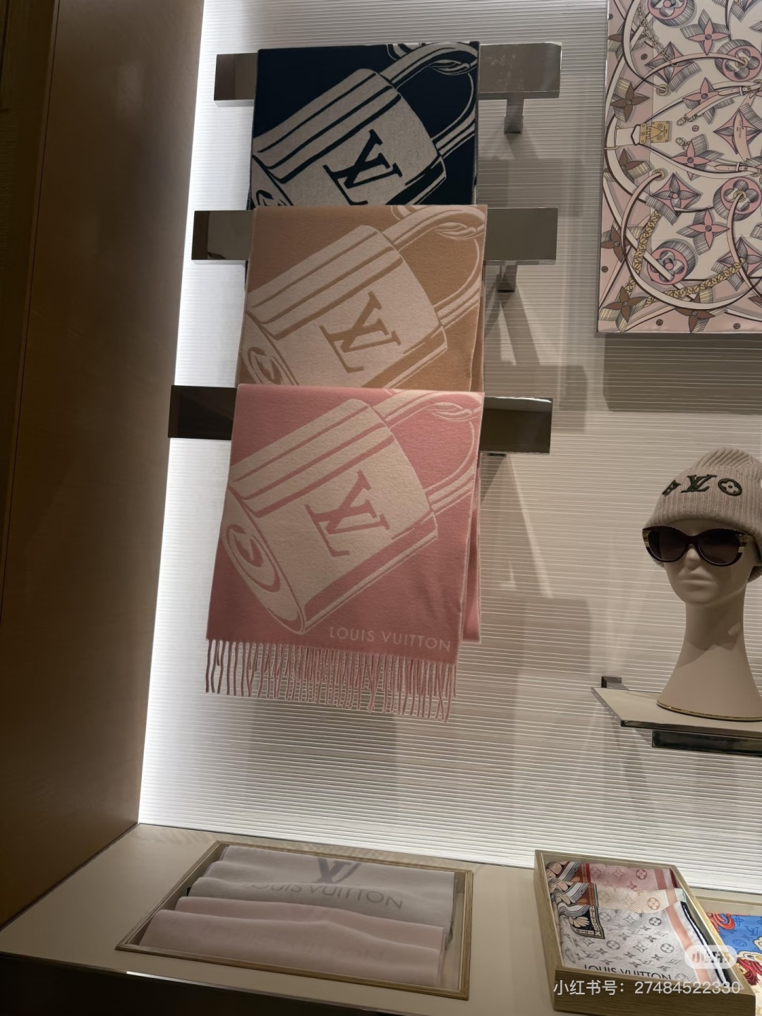 Louis Vuitton 𝐋𝐨𝐮𝐢𝐬 𝐕𝐮𝐢𝐭𝐭𝐨𝐧 24新版挂锁和钥匙羊绒围巾