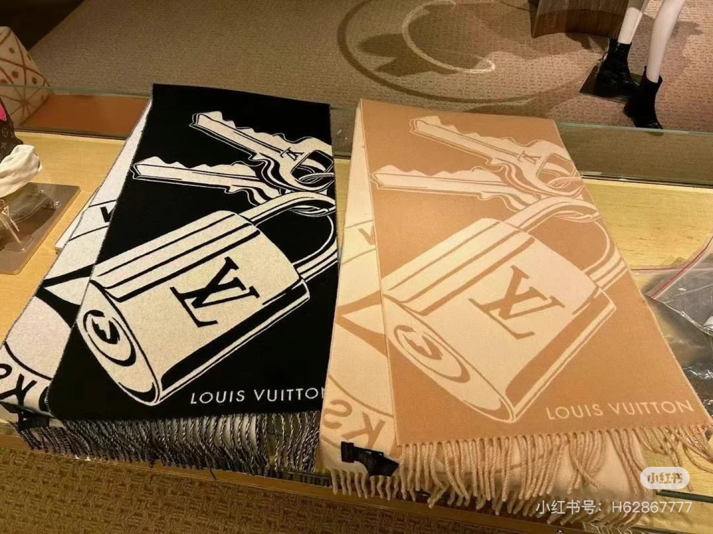 Louis Vuitton 𝐋𝐨𝐮𝐢𝐬 𝐕𝐮𝐢𝐭𝐭𝐨𝐧 24新版挂锁和钥匙羊绒围巾
