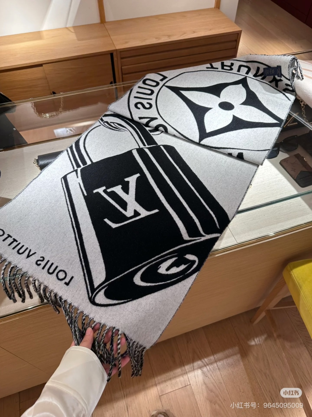 Louis Vuitton 𝐋𝐨𝐮𝐢𝐬 𝐕𝐮𝐢𝐭𝐭𝐨𝐧 24新版挂锁和钥匙羊绒围巾