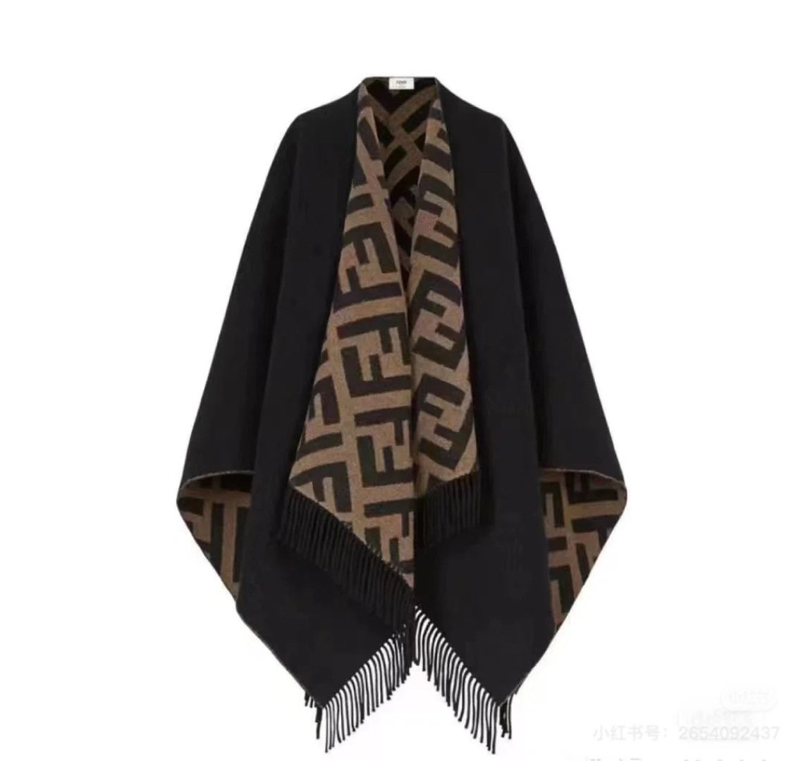 Fendi ‼芬迪Fendi重磅最新 FF字母元素双面老花斗篷 大 15500大洋