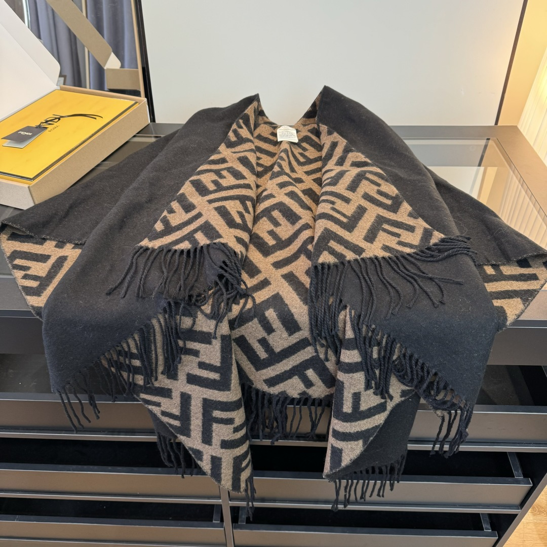 Fendi ‼芬迪Fendi重磅最新 FF字母元素双面老花斗篷 大 15500大洋