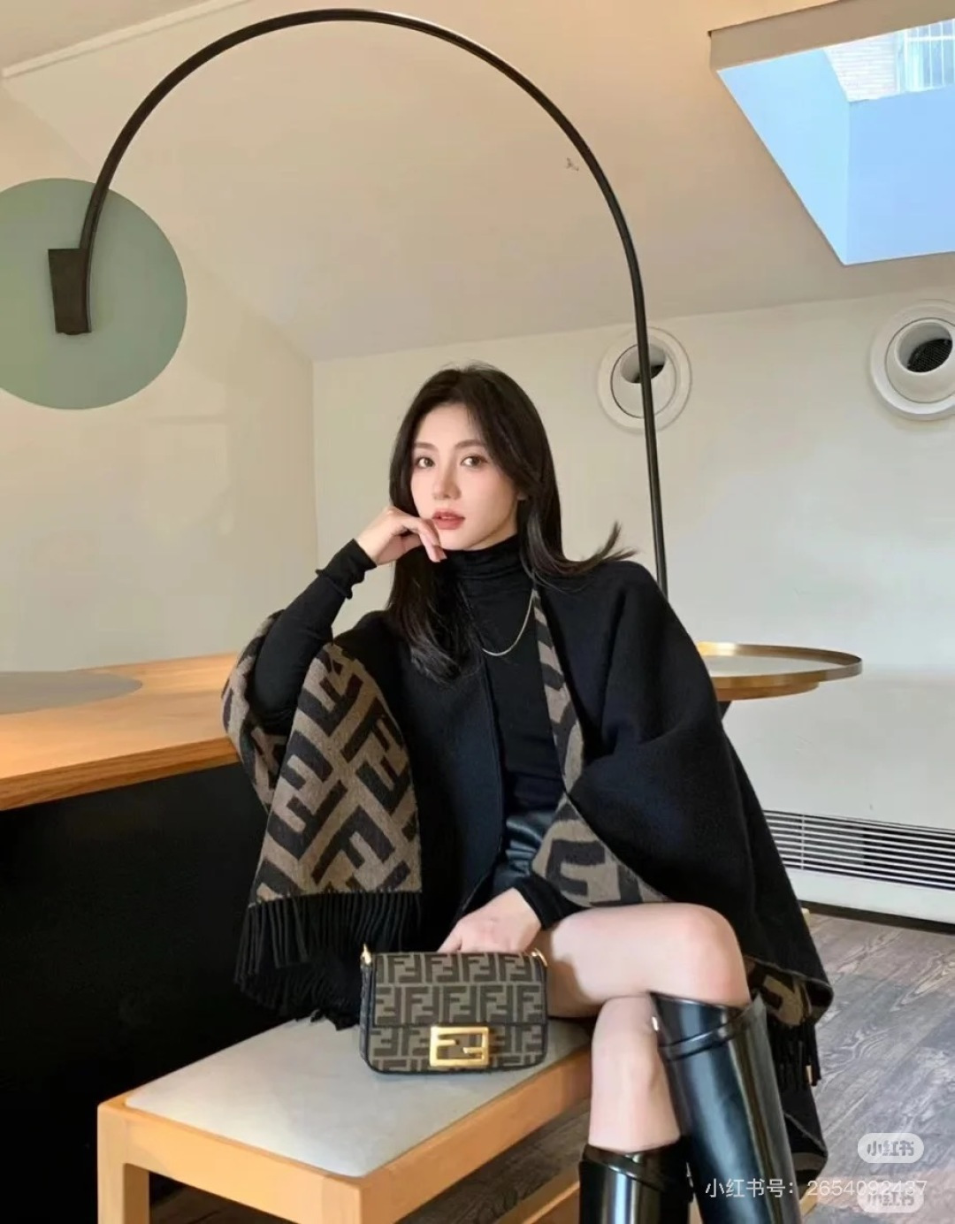 Fendi ‼芬迪Fendi重磅最新 FF字母元素双面老花斗篷 大 15500大洋