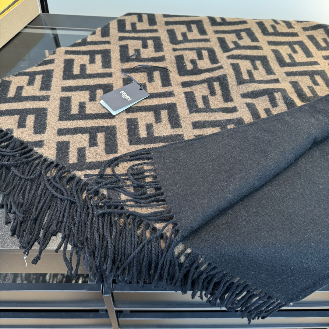 Fendi ‼芬迪Fendi重磅最新 FF字母元素双面老花斗篷 大 15500大洋