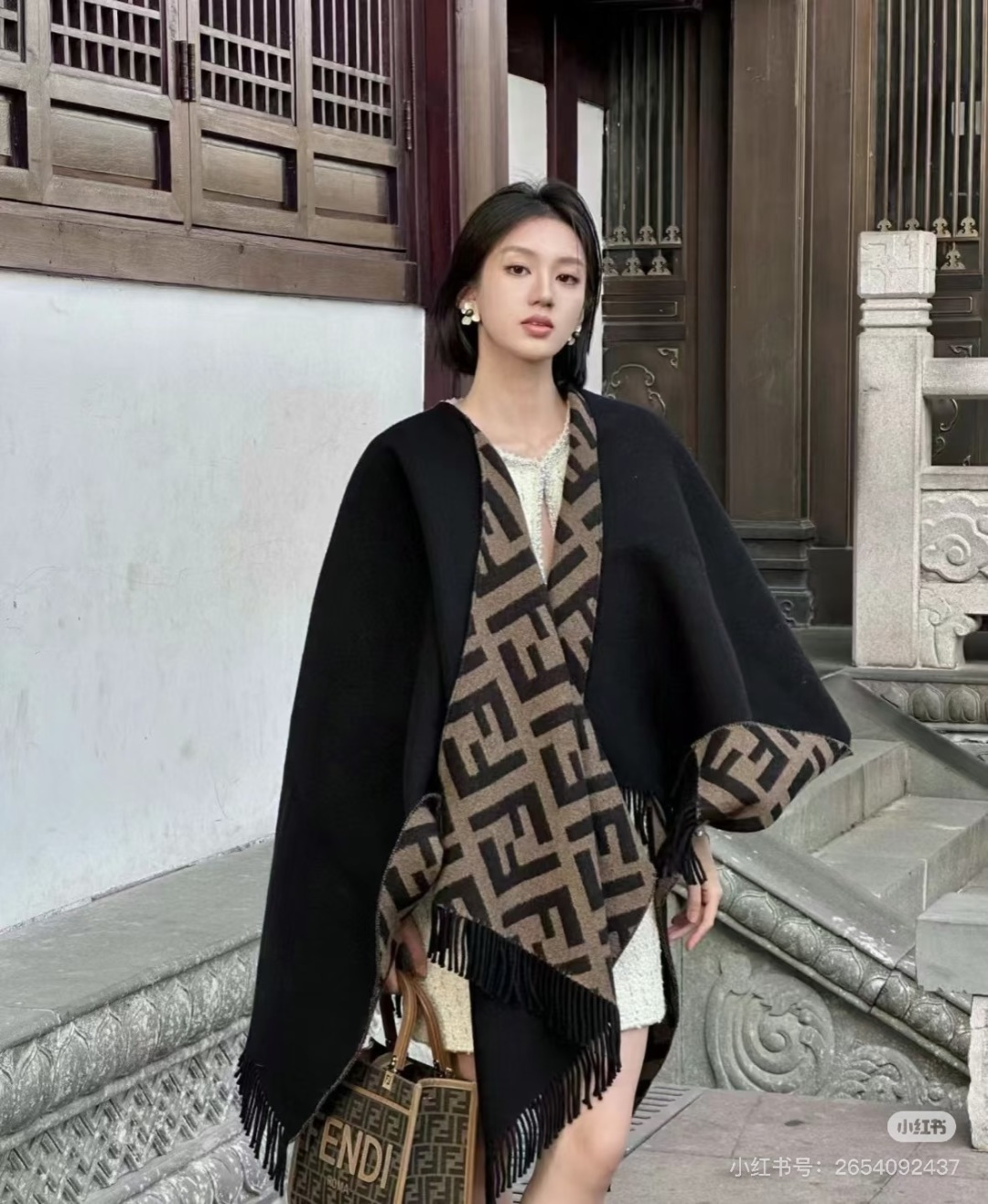 Fendi ‼芬迪Fendi重磅最新 FF字母元素双面老花斗篷 大 15500大洋