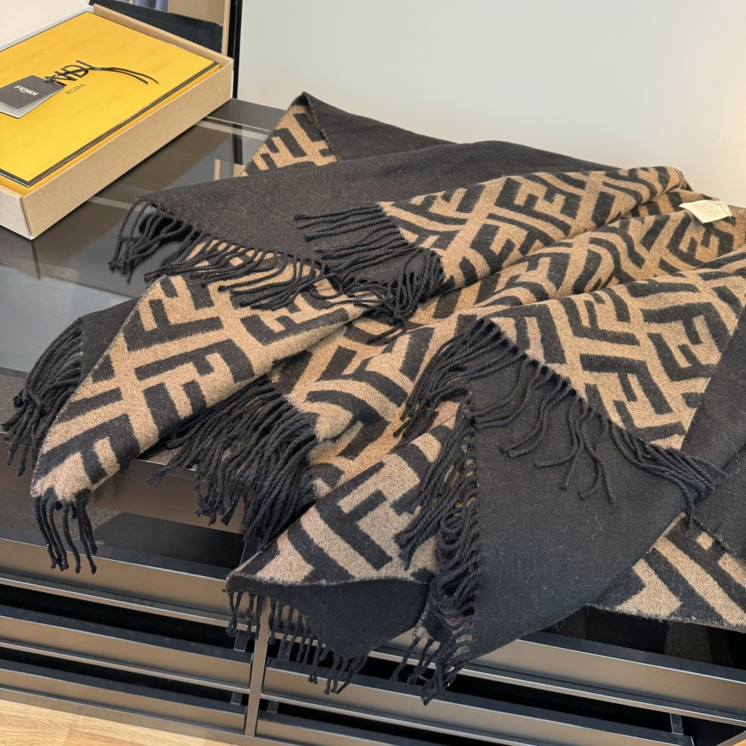 Fendi ‼芬迪Fendi重磅最新 FF字母元素双面老花斗篷 大 15500大洋