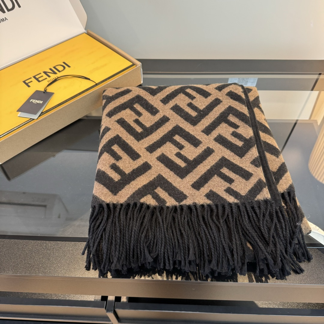 Fendi ‼芬迪Fendi重磅最新 FF字母元素双面老花斗篷 大 15500大洋