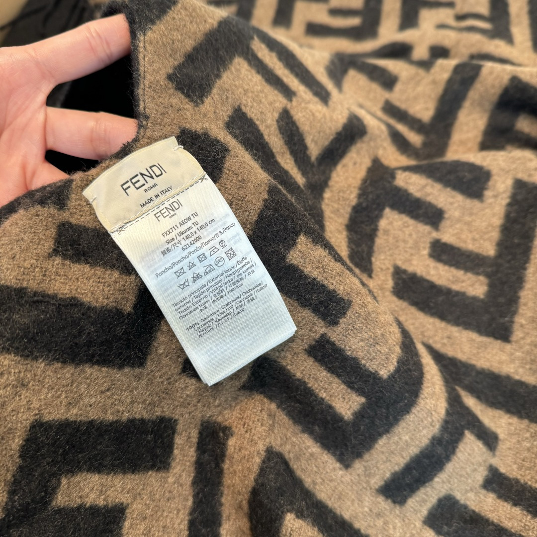Fendi ‼芬迪Fendi重磅最新 FF字母元素双面老花斗篷 大 15500大洋