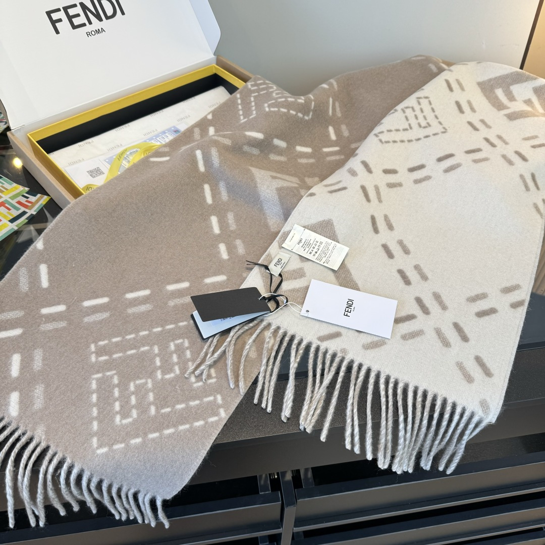 Fendi 长款流苏围巾 深棕色羊毛材质 饰以提花Selleria Macro Check缝线图案灵感源自标志性FENDI工艺