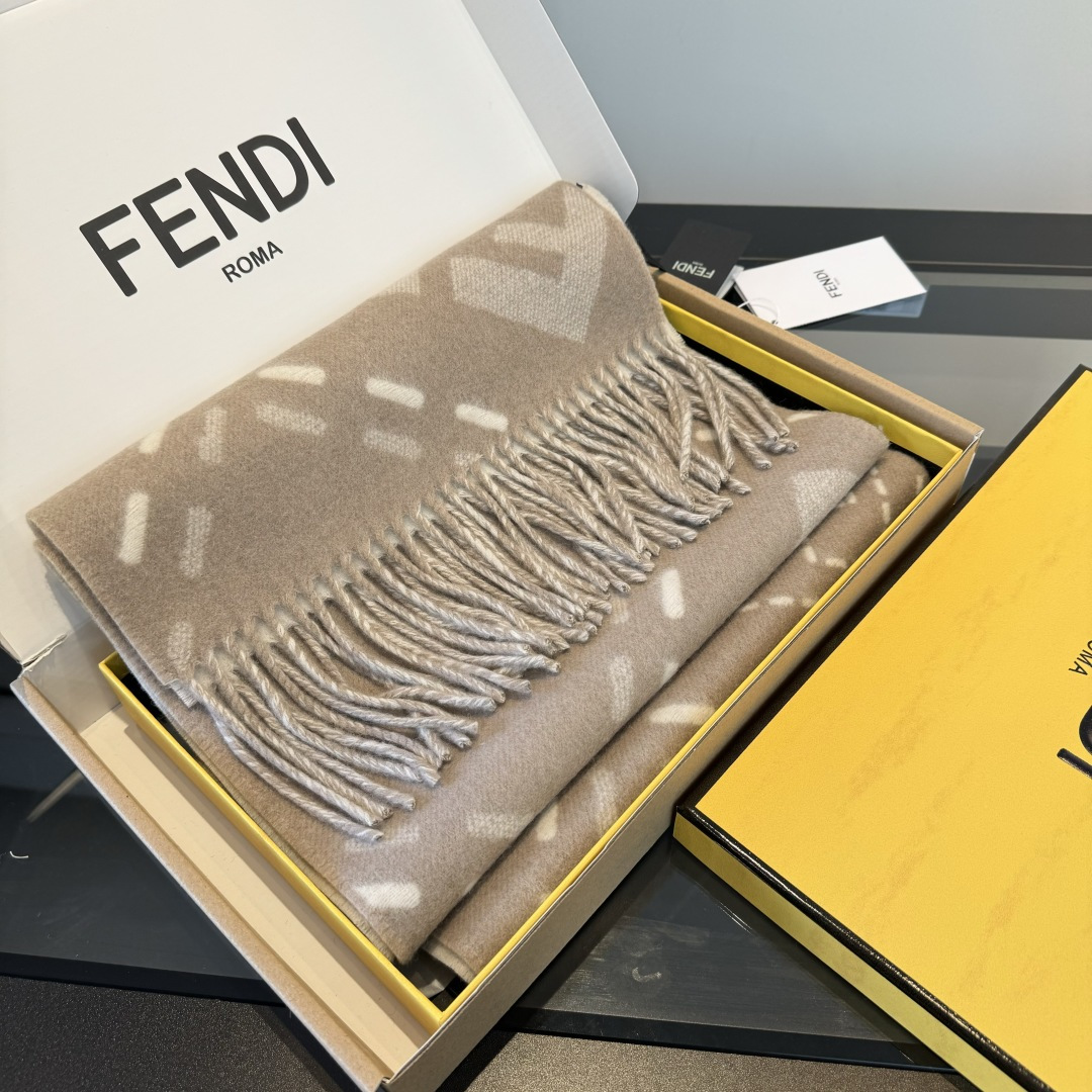 Fendi 长款流苏围巾 深棕色羊毛材质 饰以提花Selleria Macro Check缝线图案灵感源自标志性FENDI工艺