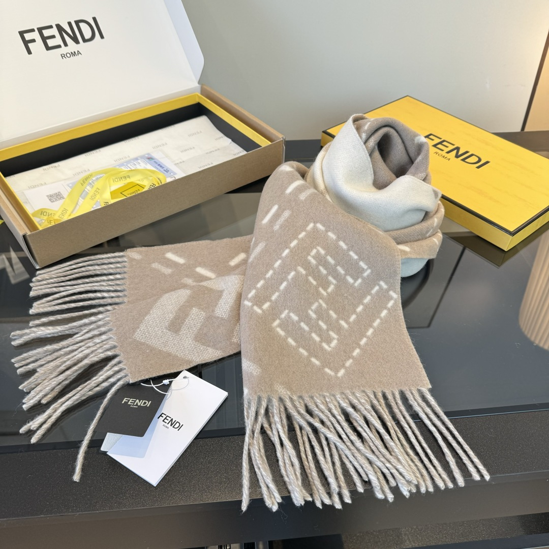 Fendi 长款流苏围巾 深棕色羊毛材质 饰以提花Selleria Macro Check缝线图案灵感源自标志性FENDI工艺