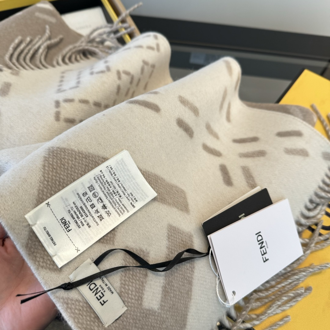 Fendi 长款流苏围巾 深棕色羊毛材质 饰以提花Selleria Macro Check缝线图案灵感源自标志性FENDI工艺