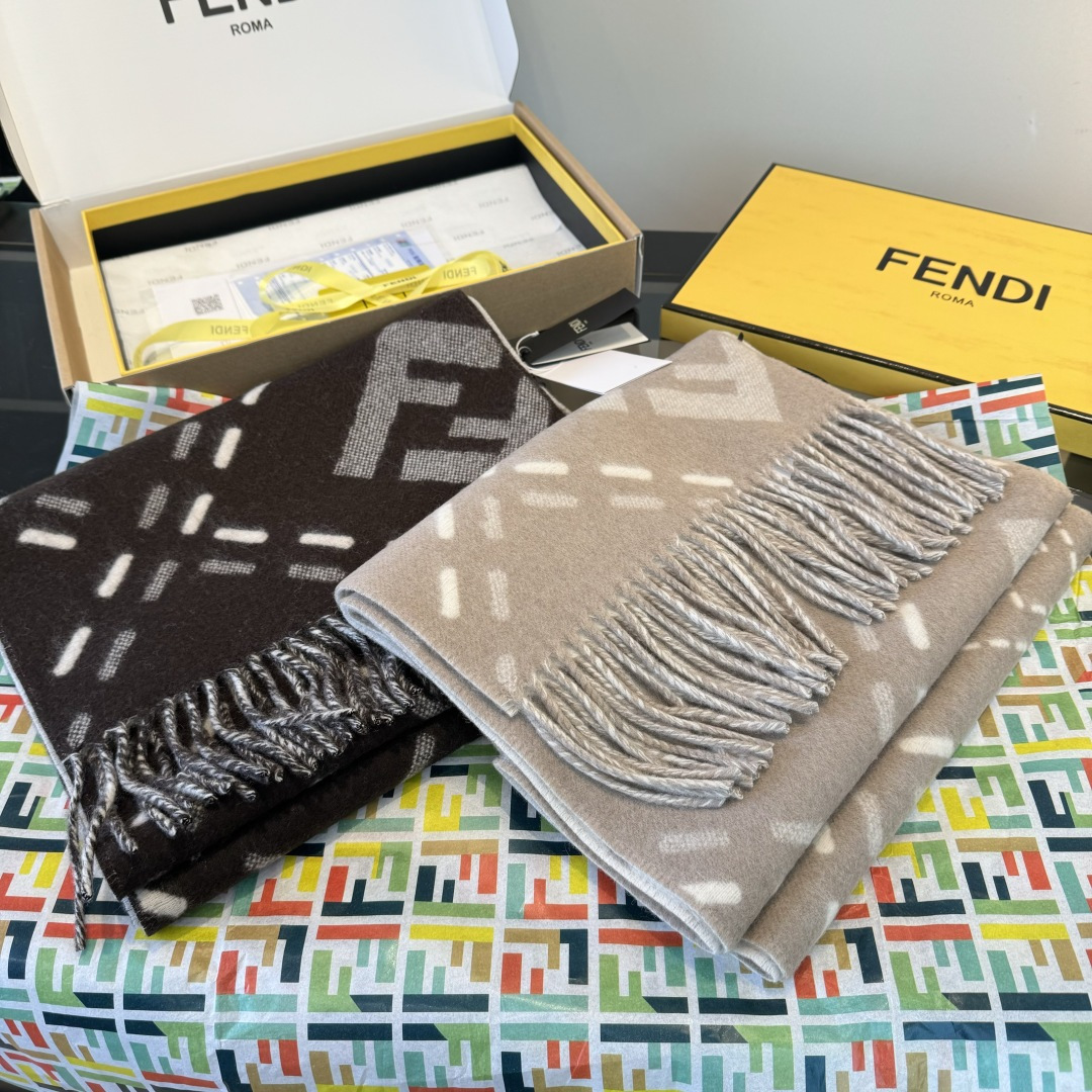 Fendi 长款流苏围巾 深棕色羊毛材质 饰以提花Selleria Macro Check缝线图案灵感源自标志性FENDI工艺